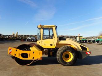 Walzenzug Bomag BW 213 D-4