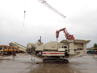 Backenbrecher mobil Metso LT 100 mit Hammer im Bunker