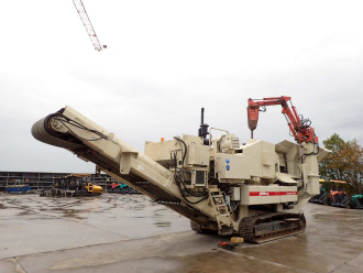 Backenbrecher mobil Metso LT 100 mit Hammer im Bunker