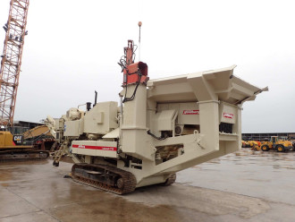 Backenbrecher mobil Metso LT 100 mit Hammer im Bunker