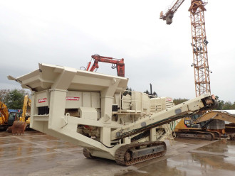 Backenbrecher mobil Metso LT 100 mit Hammer im Bunker