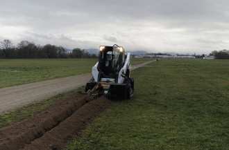 Bobcat Raupenlader mit Grabenfräse Anbaugerät, Maschinelle Leitungsverlegung 