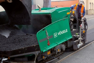 Rozściełacz gąsienicowy do asfaltu Vögele 800 i z operatorem 