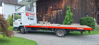 Transportarbeiten mit Plattform Lkw oder Auto mit Anhänger