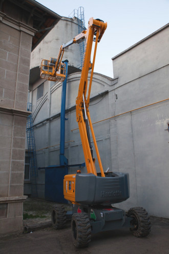 Przegubowa teleskopowa platforma robocza na wszystkich kołach 16,00 m 