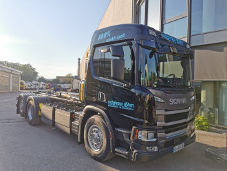 Vollelektrischer Scania Abrollkipper 