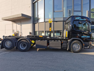 Vollelektrischer Scania Abrollkipper