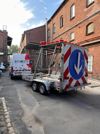 Verkehrssicherungsanhänger Fahrbare Absperrtafel / Blitzanhänger VZ 616-30
