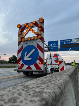 Verkehrssicherungsanhänger Fahrbare Absperrtafel / Blitzanhänger VZ 616-30 