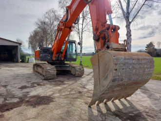 Kettenbagger ZX350 VA mit Fahrer mit Schnellwechsler OilQuick OQ 80 