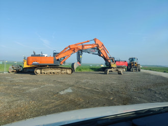 Kettenbagger ZX350 VA mit Fahrer mit Schnellwechsler OilQuick OQ 80