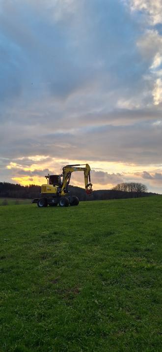Mulch arbeiten mit einem Mobilbagger oder Kettenbagger