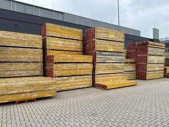 Deckenschalungen, Holzträger und Stützen
