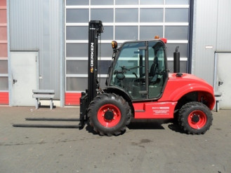 Terenowy wózek widłowy o udźwigu 3000 kg 