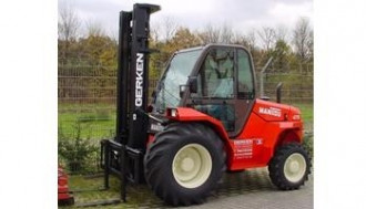 Terenowy wózek widłowy o udźwigu 3000 kg 