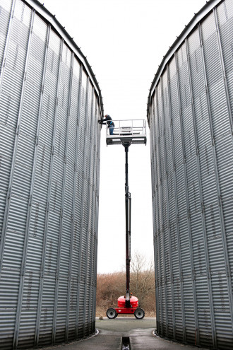 Przegubowy podnośnik teleskopowy Manitou 280 TJ z silnikiem wysokoprężnym