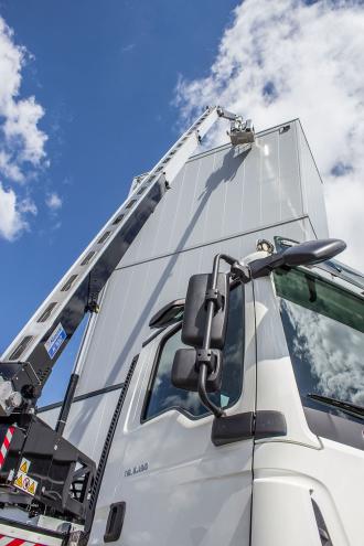 JL-Transporte Anhängerkran · Autokran · Hebetechnik · Spezialtransporte Einsatzgebiet: Flensburg – Kiel – Hamburg – Bremen – Hannover