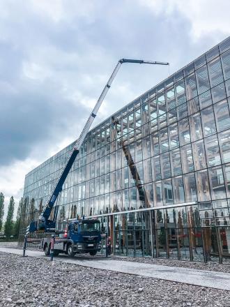 Anhängerkran / Dachdeckerkran / Leichtbaukran / Glaskran / Autokran - auch als Hubsteiger mit Personenkorb / Nur mit Bediener von uns! Kiel
