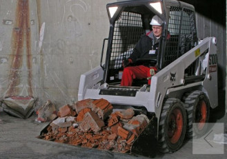 Ładowarka o sterowaniu burtowym Bobcat S 100 