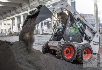Ładowarka o sterowaniu burtowym Bobcat S 450 