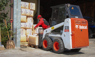 Ładowarka o sterowaniu burtowym Bobcat S 70 