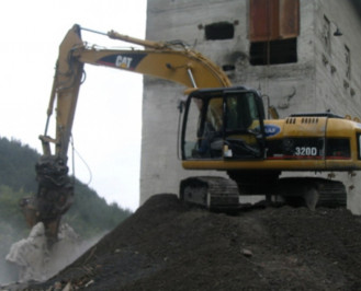 Bagger CAT 320 DL mit Hydraulikhammer
