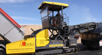 Asphalt Beschicker Bomag BMF 2500 M bundesweit mit Bedienpersonal 