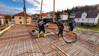 Fundamente, Bodenplatten, Schalsteine mit Beton verfüllen