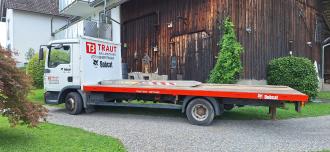 Transportarbeiten mit Plattform Lkw oder Auto mit Anhänger