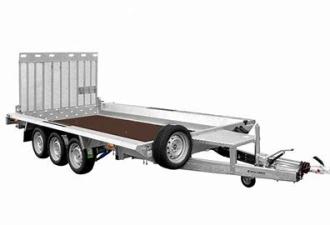 Transportarbeiten mit Plattform Lkw oder Auto mit Anhänger