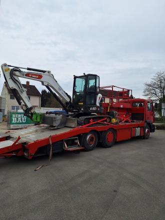 Transportarbeiten mit Plattform Lkw oder Auto mit Anhänger 