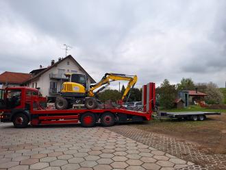 Transportarbeiten mit Plattform Lkw oder Auto mit Anhänger