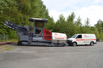 Asphalt Beschicker Dynapac MF2500CS bundesweit mit Bedienpersonal 