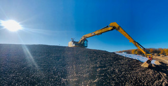 Böschungsbagger mit Bedienpersonal 22 t Cat 320 E LN Ditch Clean Homburg