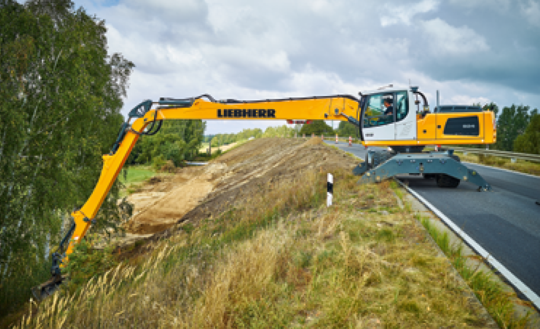 Liebherr R938 Böschungsbagger mieten