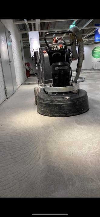 Beton schleifen, Epoxid entfernen & Beton polieren – Industrieboden Profi | 23 Jahre Erfahrung