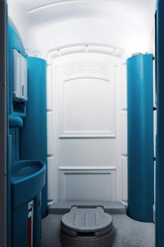TOI® WATER UP Toilettenkabinen WC und Urinal ein großes Waschbecken.