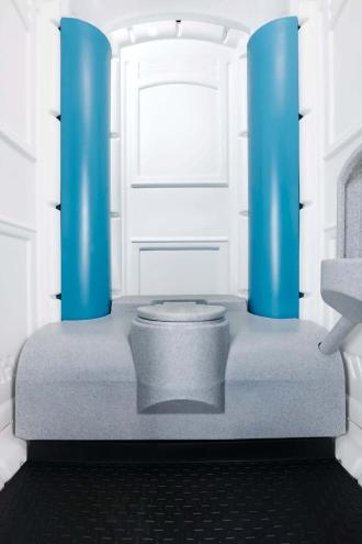 TOI® FRESH Toilettenkabinen mit WC und Urinal sowie Spiegel und Kleiderhaken