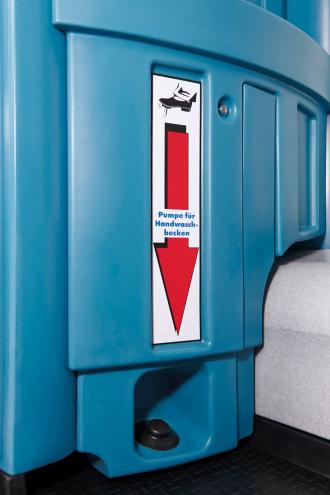 TOI® WATER UP Toilettenkabinen WC und Urinal ein großes Waschbecken.