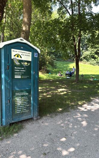 Toilettenkabinen mit Handwaschbecken - fühldichkini Kini Heisl: Dei scheens "Dixi Klo" (für Event, Baustelle, private Feier, Gartenparty, Freizeitgelände)