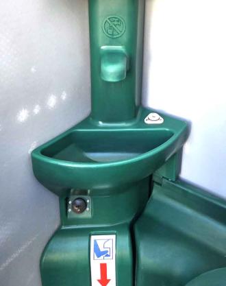 Toilettenkabinen mit Handwaschbecken - fühldichkini Kini Heisl: Dei scheens "Dixi Klo" (für Event, Baustelle, private Feier, Gartenparty, Freizeitgelände)