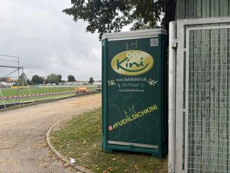 Toilettenkabinen mit Handwaschbecken - fühldichkini Kini Heisl: Dei scheens "Dixi Klo" (für Event, Baustelle, private Feier, Gartenparty, Freizeitgelände)