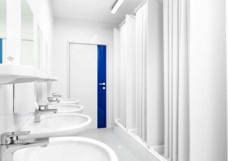 Dusch-Container mit 5 Duschen und Flur Sanitärcontainer